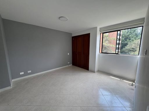 Apartamento de 2 alcobas en arriendo en Loma Del Campestre, Medellín, 87 m² · foto 4 de 14