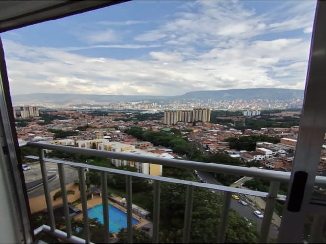 Apartamento de 3 alcobas en venta en Loma De Los Bernal, Medellín, 53 m² · foto 4 de 22