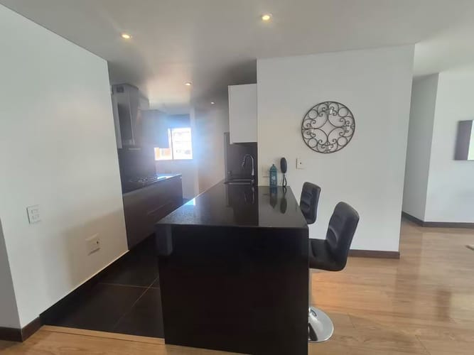 Apartamento de 3 alcobas en venta en Santa Barbara Central, Bogotá, 128 m² · foto 3 de 19
