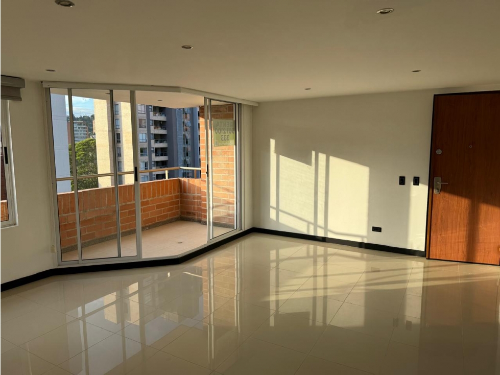 Apartamento en venta en El Poblado, Medellín · foto 2 de 18