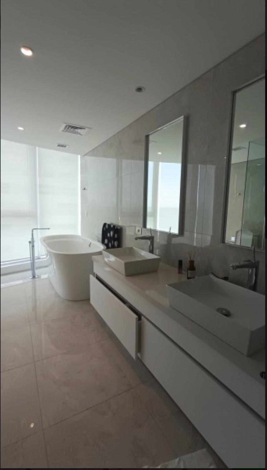 Alquiler ANUAL Exclusivo: Apartamento Moderno con Vistas Panorámicas en Trump Tower Punta del Este. (Unidad Compartida 2 inmob.). Unidad 1203 · Foto 7