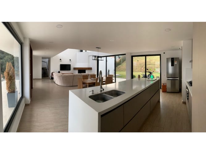 Casa de 5 alcobas en venta en Loma Del Escobero, Envigado, 215 m² · foto 2 de 12