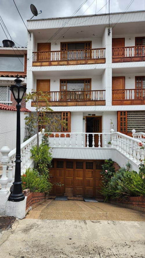 Casa de 5 alcobas en venta en Alhambra, Bogotá, 300 m² · foto 2 de 14