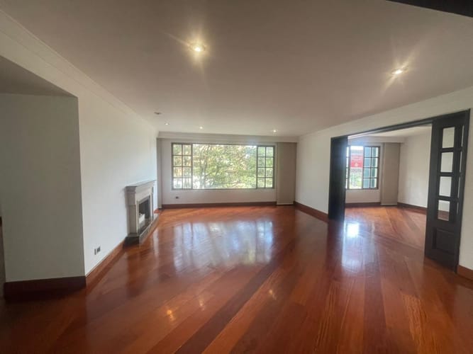 Apartamento de 4 alcobas en venta en Cerros De Suba, Bogotá, 247 m² · foto 3 de 24