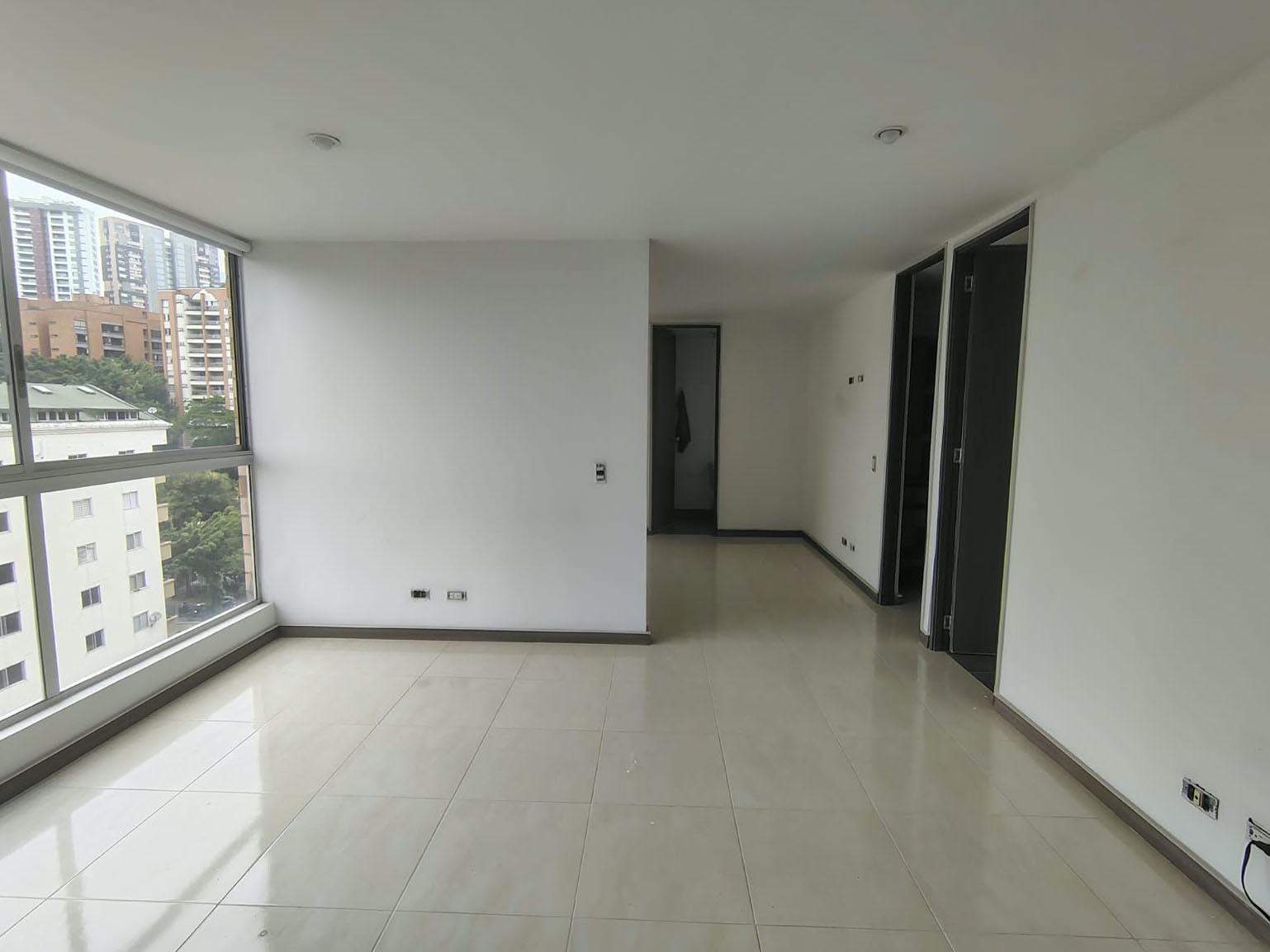 Apartamento en arriendo en El Poblado, Medellín · foto 3 de 13