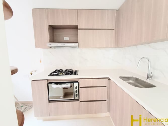 Apartamento de 3 alcobas en arriendo en Loma De Los Bernal, Medellín, 82 m² · foto 2 de 24
