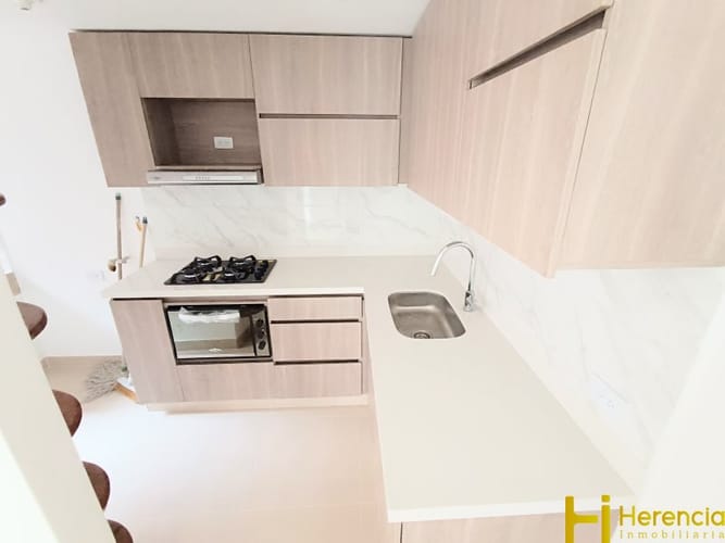 Apartamento de 3 alcobas en arriendo en Loma De Los Bernal, Medellín, 82 m² · foto 3 de 24
