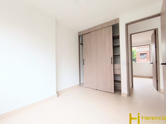 Apartamento de 3 alcobas en arriendo en Loma De Los Bernal, Medellín, 82 m² · foto 13 de 24