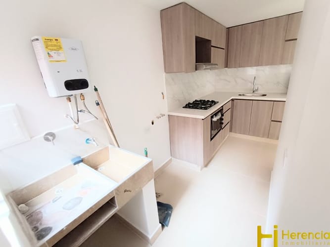 Apartamento de 3 alcobas en arriendo en Loma De Los Bernal, Medellín, 82 m² · foto 17 de 24