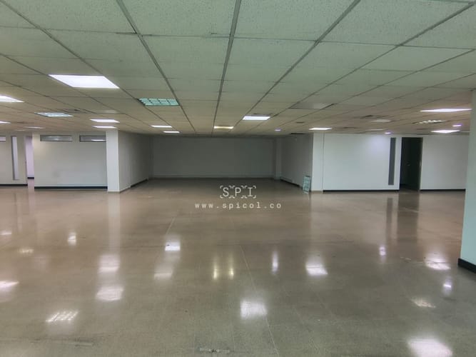 Oficina en arriendo en El Castillo, Medellín, 563 m² · foto 2 de 15