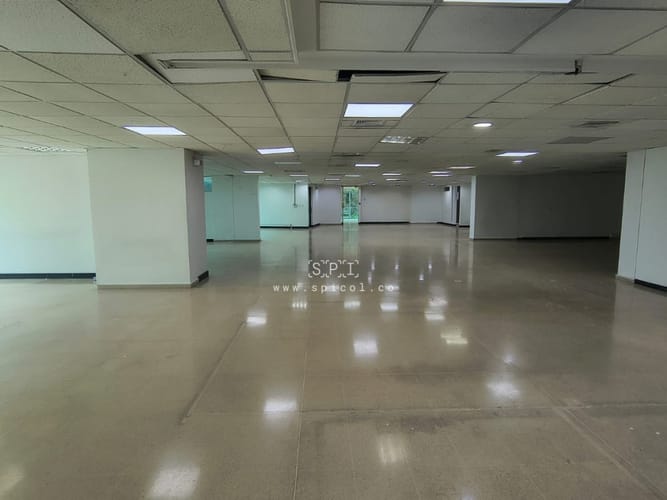 Oficina en arriendo en El Castillo, Medellín, 563 m² · foto 3 de 15