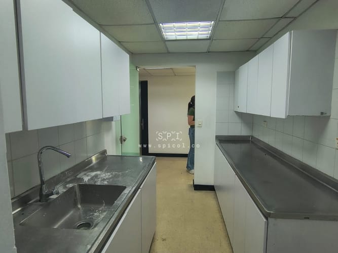 Oficina en arriendo en El Castillo, Medellín, 563 m² · foto 4 de 15
