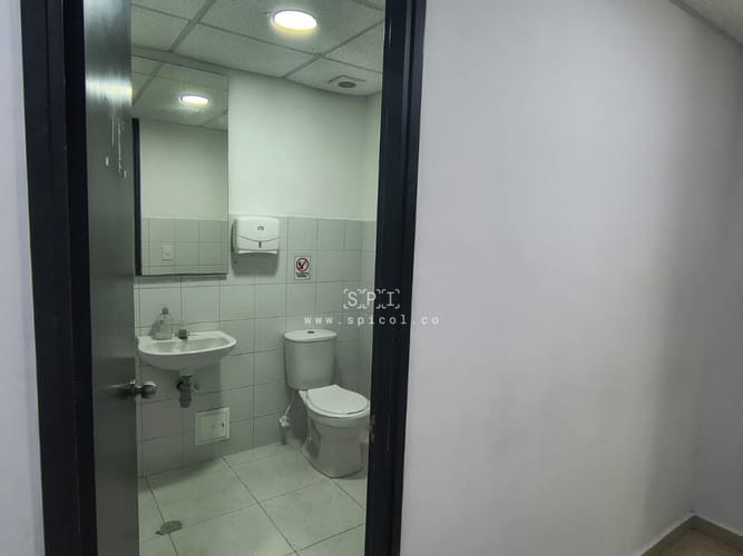 Oficina en arriendo en El Castillo, Medellín, 563 m² · foto 5 de 15