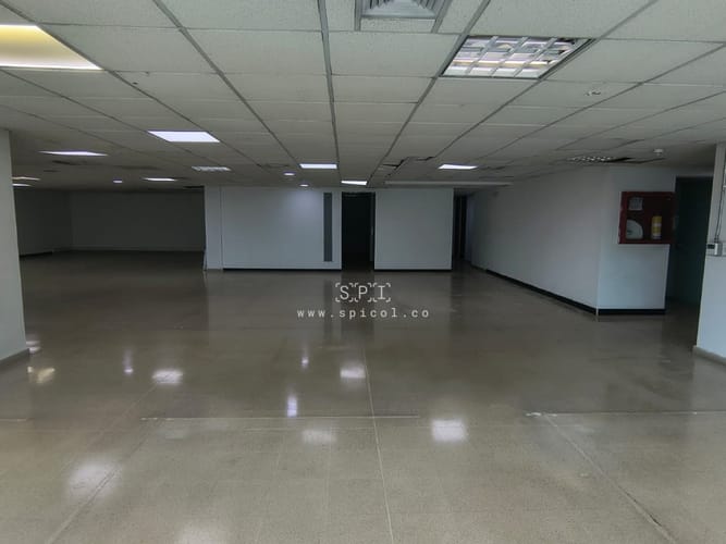 Oficina en arriendo en El Castillo, Medellín, 563 m² · foto 6 de 15