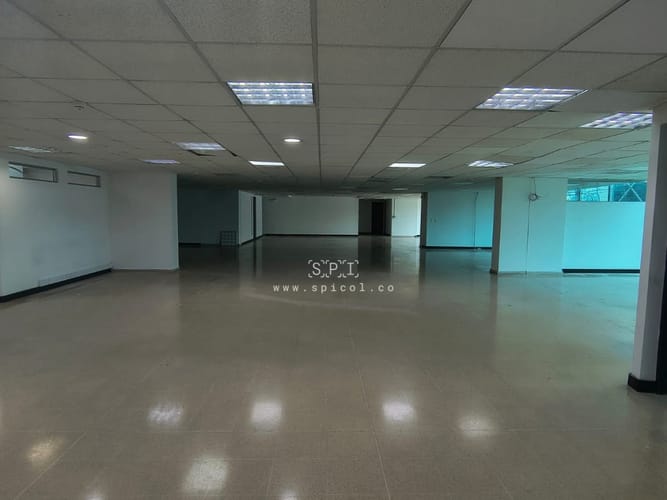 Oficina en arriendo en El Castillo, Medellín, 563 m² · foto 14 de 15