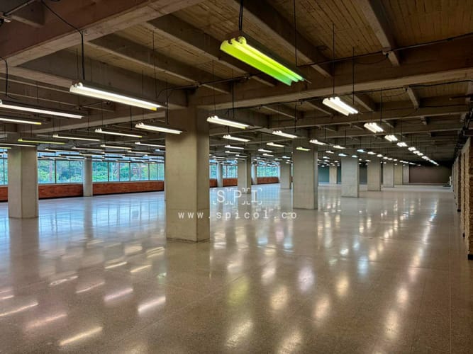 Local en arriendo en San Pablo Guayabal, Medellín, 1165 m² · foto 2 de 14