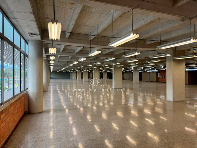 Local en arriendo en San Pablo Guayabal, Medellín, 1165 m² · foto 3 de 14