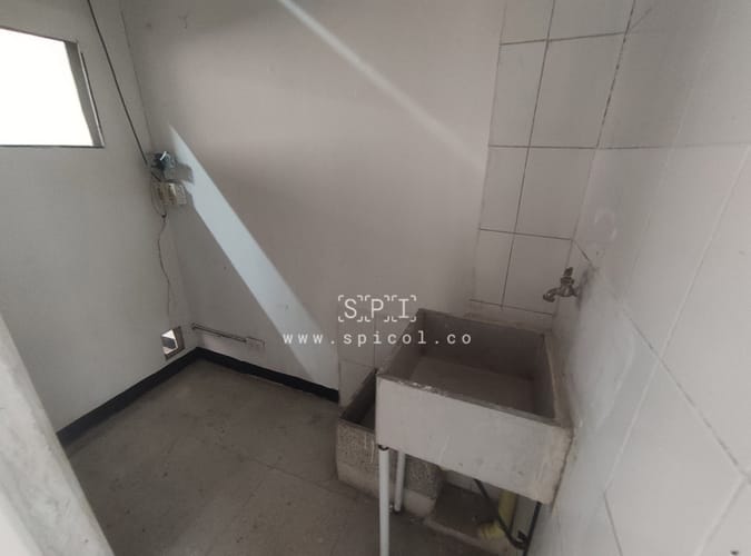 Bodega en arriendo en La América, Medellín, 150 m² · foto 10 de 11