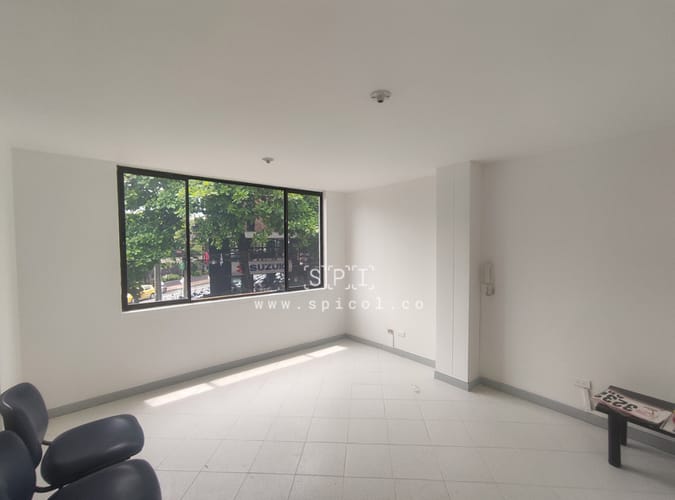 Oficina en arriendo en Conquistadores, Medellín, 27 m² · foto 2 de 8