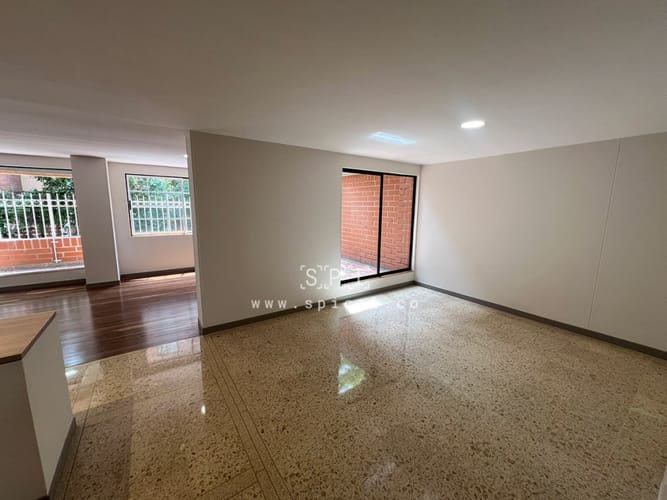 Apartamento de 3 alcobas en venta en La Aguacatala, Medellín, 200 m² · foto 2 de 24