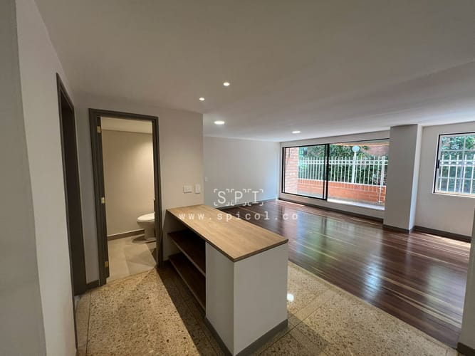 Apartamento de 3 alcobas en venta en La Aguacatala, Medellín, 200 m² · foto 3 de 24