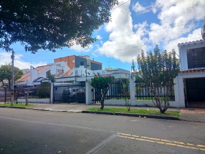 Casa de 4 alcobas en venta en Los Cedros, Bogotá, 405 m² · foto 2 de 24
