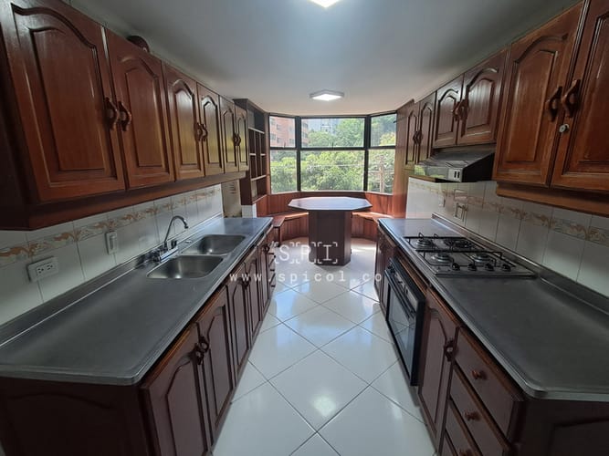 Apartamento de 3 alcobas en venta en La Aguacatala, Medellín, 155 m² · foto 3 de 16