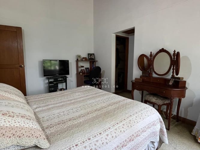 Casa de 4 alcobas en venta en La Florida, Medellín, 241 m² · foto 8 de 18