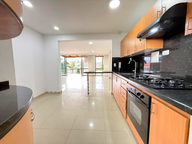Casa de 3 alcobas en venta en Loma Benedictinos, Envigado, 150 m² · foto 2 de 23