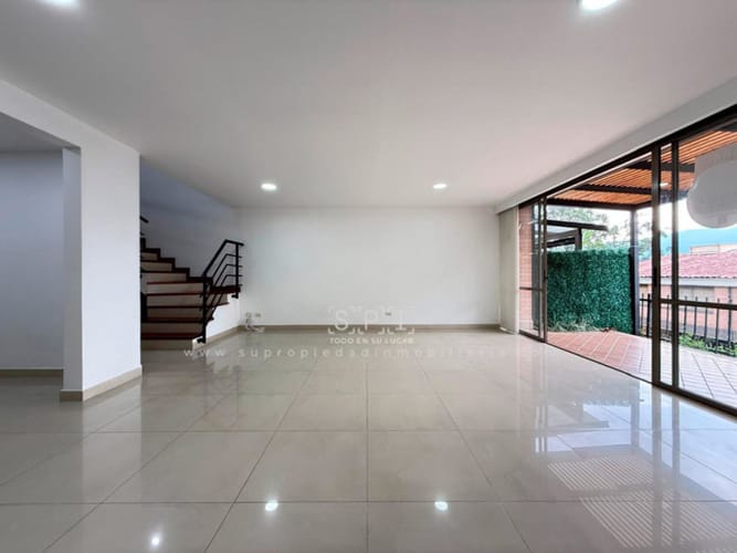 Casa de 3 alcobas en venta en Loma Benedictinos, Envigado, 150 m² · foto 3 de 23