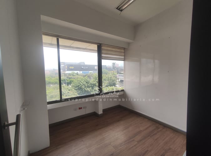 Local en arriendo en La Esmeralda, Envigado, 681 m² · foto 18 de 24