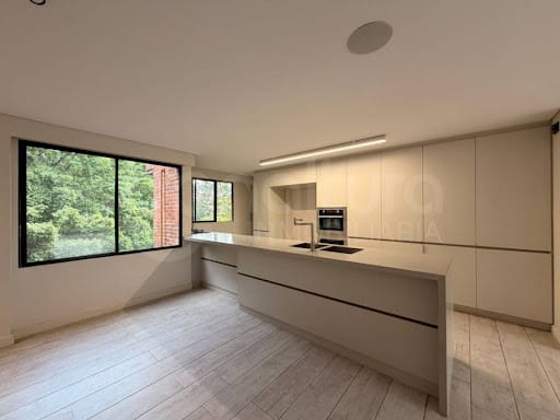Apartamento de 4 alcobas en venta en Loma Del Campestre, Medellín, 260 m² · foto 2 de 24
