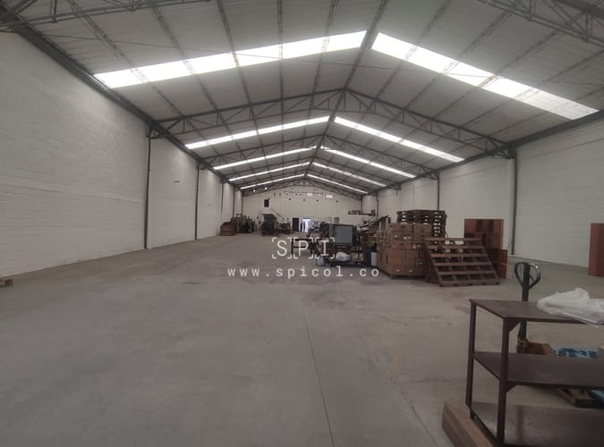 Bodega en arriendo en San Jose, Itagüí, 1845 m² · foto 2 de 18