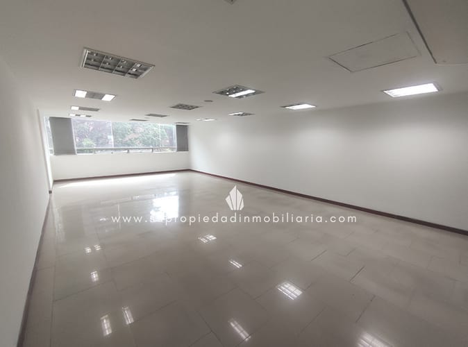 Oficina en arriendo en El Castillo, Medellín, 420 m² · foto 2 de 20