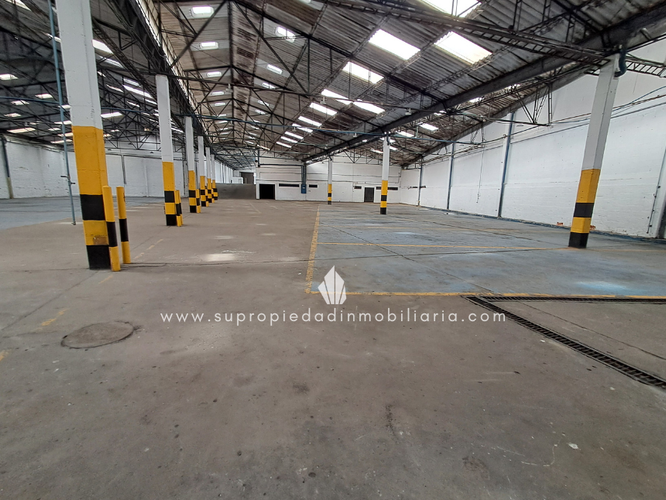 Bodega en arriendo en Los Naranjos, Itagüí, 2500 m² · foto 2 de 24