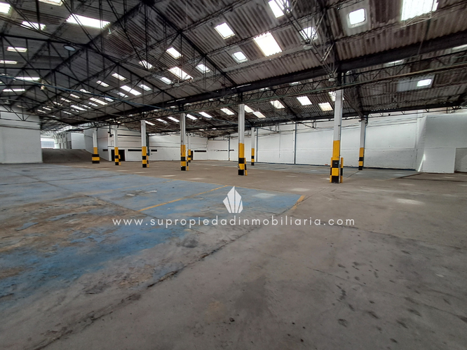 Bodega en arriendo en Los Naranjos, Itagüí, 2500 m² · foto 8 de 24