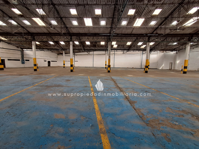 Bodega en arriendo en Los Naranjos, Itagüí, 2500 m² · foto 9 de 24
