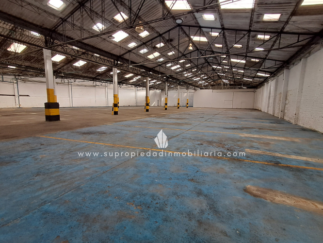 Bodega en arriendo en Los Naranjos, Itagüí, 2500 m² · foto 11 de 24