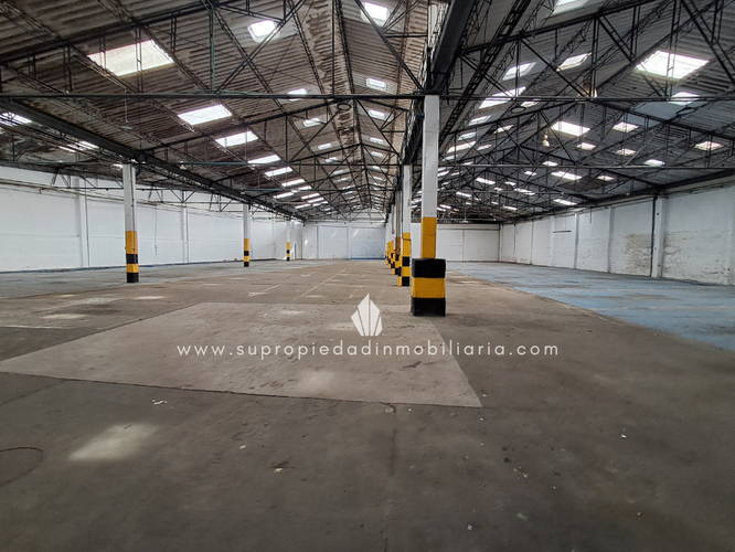 Bodega en arriendo en Los Naranjos, Itagüí, 2500 m² · foto 12 de 24