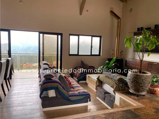 Casa de 3 alcobas en venta en Loma Del Escobero, Envigado, 350 m² · foto 2 de 24