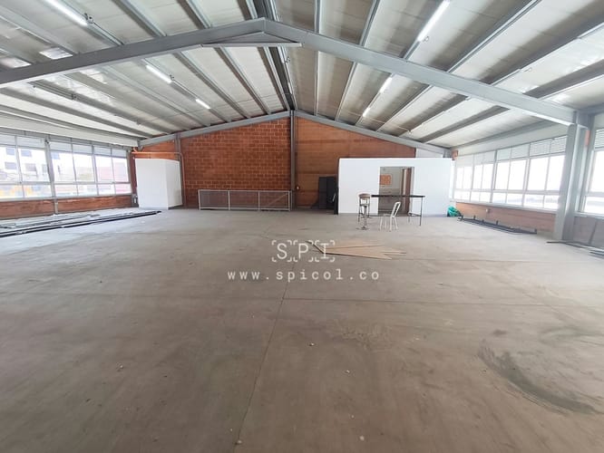 Bodega en arriendo en La América, Medellín, 290 m² · foto 2 de 11