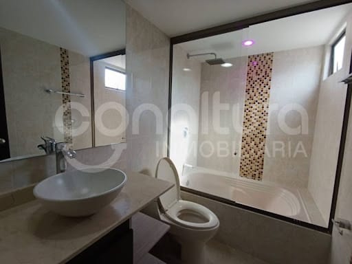 Apartamento de 3 alcobas en arriendo en Laureles, Medellín, 87 m² · foto 2 de 10