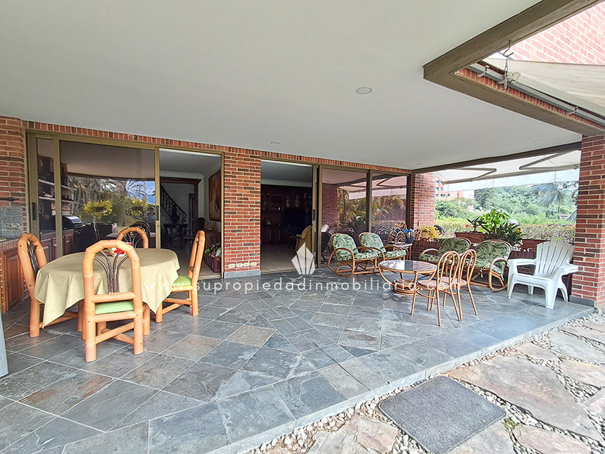Casa en arriendo en El Poblado, Medellín · foto 2 de 24