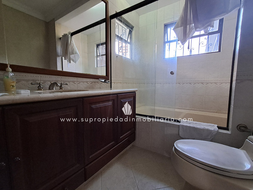 Casa en arriendo en El Poblado, Medellín · foto 16 de 24