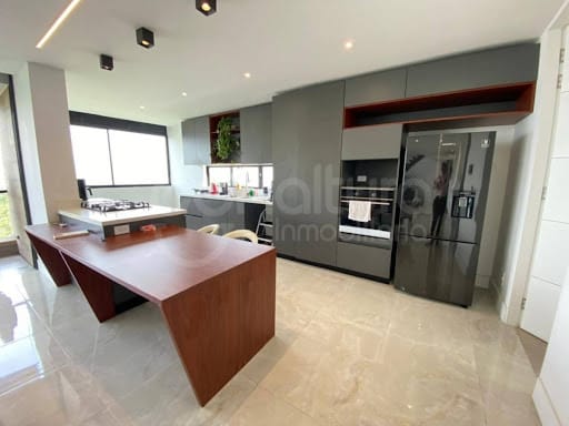 Casa de 3 alcobas en arriendo en Las Palmas, Medellín, 276 m² · foto 2 de 21