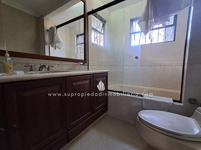 Casa de 4 alcobas en venta en El Poblado, Medellín, 460 m² · foto 17 de 24