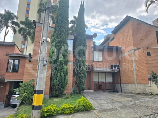 Apartamento de 3 alcobas en venta en Loma De Los Bernal, Medellín, 191 m² · foto 2 de 24