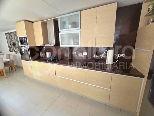 Apartamento de 3 alcobas en venta en Loma De Los Bernal, Medellín, 191 m² · foto 3 de 24