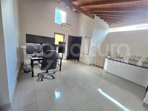 Apartamento de 3 alcobas en venta en Loma De Los Bernal, Medellín, 191 m² · foto 10 de 24