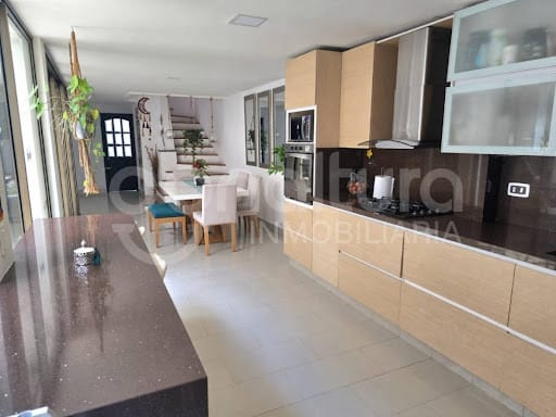 Apartamento de 3 alcobas en venta en Loma De Los Bernal, Medellín, 191 m² · foto 14 de 24